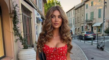 Vrouw met krullend haar.