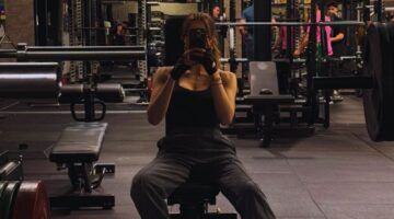 Vrouw in de sportschool.