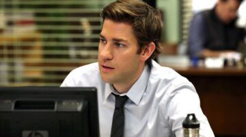 Jim uit The Office achter een computer.