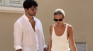 Twee mensen zijn samen op vakantie.