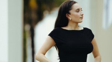 Vrouw met een zwarte jurk aan.