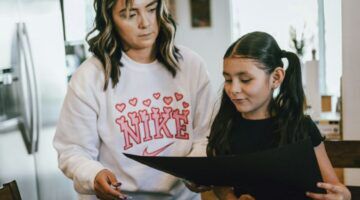Vrouw aan het leren met kind
