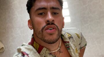 Bad Bunny maakt een selfie.