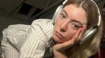 Lorde met koptelefoon op