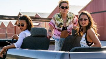 Charlies Angels in een auto.