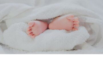 Babyvoetjes op een kussen.