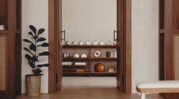 Sportcollectie van Zara op een kast uitgestald met een plant er naast.