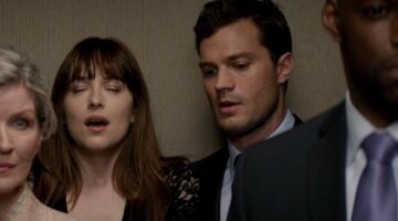 Anastasia Steele en Christian Grey in de lift met andere mensen.