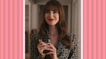 Emily lacht met haar telefoon in haar hand.