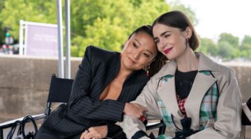 Mindy en Emily knuffelen elkaar in de serie Emily in Paris.