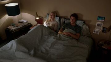 Gabriel en Camille in bed in de serie Emily in Paris.