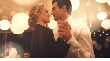 John F Kennedy en Carolyn Bessette dansen samen in de serie Love Story.