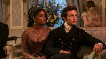 Anthony en Kate zitten naast elkaar op de bank in de serie Bridgerton.
