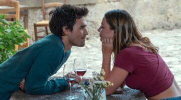 Heather en Jack kijken elkaar verliefd aan.