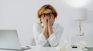 Vrouw gestrest achter laptop