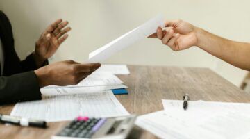 Vrouw overhandigt papier