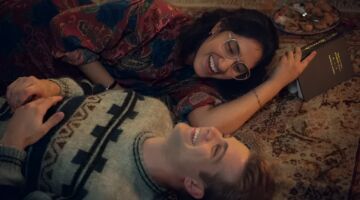 Emma en Dexter liggen samen lachend op de grond