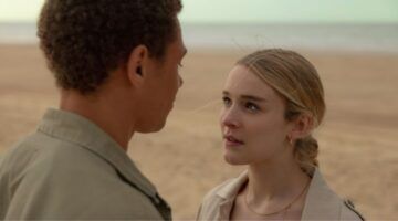 Louise kijkt naar Daan op het strand in de serie Knokke Off.