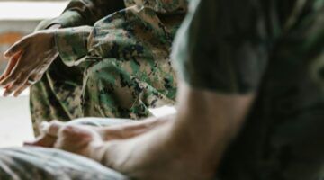 Twee mensen zitten bij Defensie.