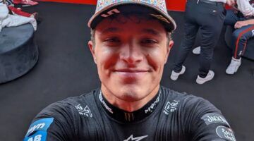 Lando Norris maakt een selfie.