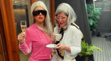 Twee meiden verkleed als oude dames