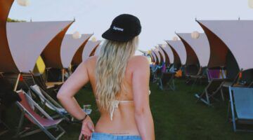 Blond meisje op Lowlands.