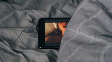 Telefoon tussen de lakens.