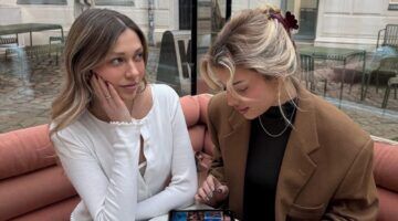 Twee vrouwen op een bankje.