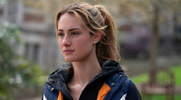 Een jonge vrouw is buiten aan het hardlopen.