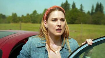 Mel stapt geschrokken uit de auto in de serie Virgin River.