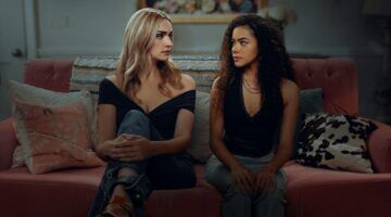 Ginny en Georgia kijken elkaar aan.