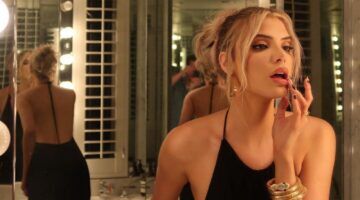 Alissa Violet doet haar lipstick in een spiegel.