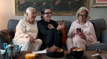 Drie vriendinnen samen op de bank.