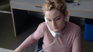 Vrouw aan de telefoon.