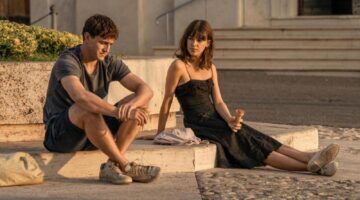 Man en vrouw zitten samen op de stoep.