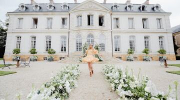 Hella Huizinga bij een kasteel in Frankrijk als bruiloftslocatie.