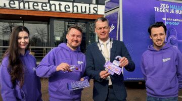 Overhandiging Milka Hallo-Pack aan Evert Jan Nieuwenhuis, burgemeester van Waddinxveen.