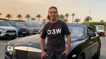 Ali B voor een auto.