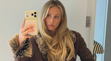 Alix Earle maakt een selfie in de spiegel.