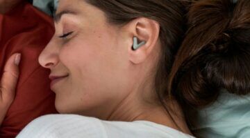 Een vrouw draagt Alpine Silence tijdens het slapen.