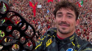 Charles Leclerc maakt een selfie.