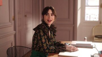 Emily achter haar bureau in Emily in Paris.