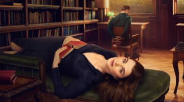 Vrouw ligt op bank in werkkamer in de serie Vladimir.