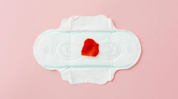 een maandverbandje met een rozenblaadje