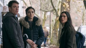 Drie personages van The Night Agent op straat kijkend naar de camera.