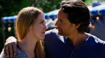 Mel en Jack kijken verliefd naar elkaar in de serie Virgin River.