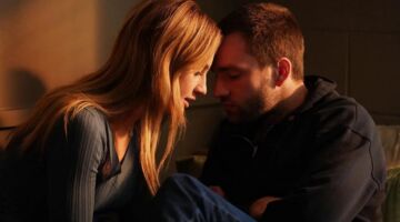 Personages uit Tell Me Lies met hun hoofden tegen elkaar.