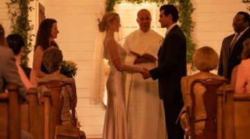 Bruid en bruidegom staan voor het altaar in de serie Love Story.