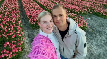 Femke en Justin in een bloemenveld.