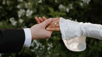 Twee handen van bruidspaar